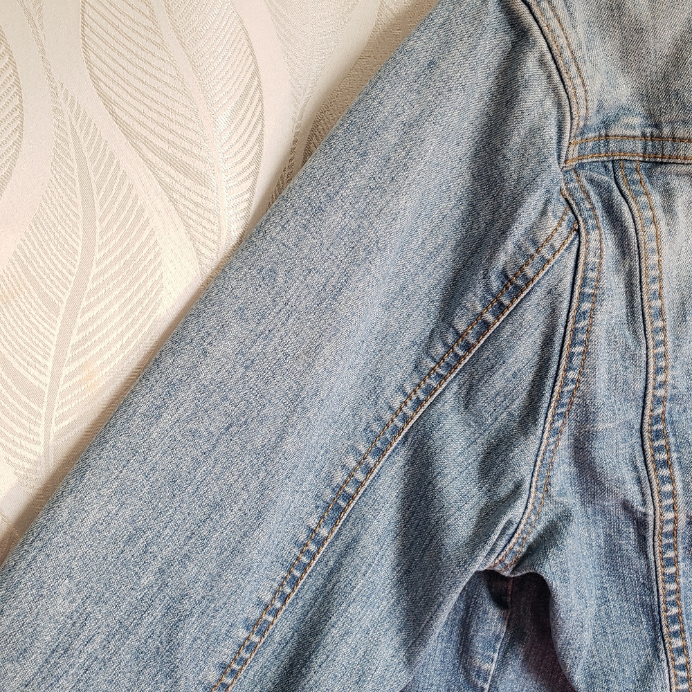 A&F Lightwash Denim Jean Jacket - Picture 8 of 9